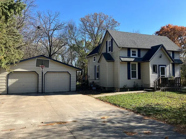 1728 Woodland Ln, Charles City, IA 50616