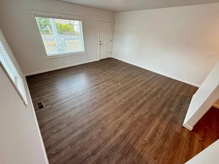 1329 Elm St — Photo 9