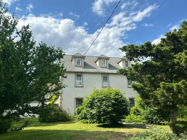 241 Park Ave W, Westbury, NY 11590