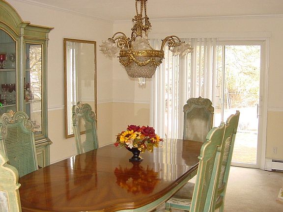 4th image of 21 Roundtree Dr