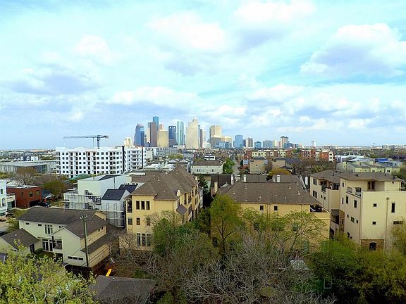 Located in the East Montrose area, just minutes to downtown.  Walking distance to trendy Montrose and Midtown restaurants and nightlife.