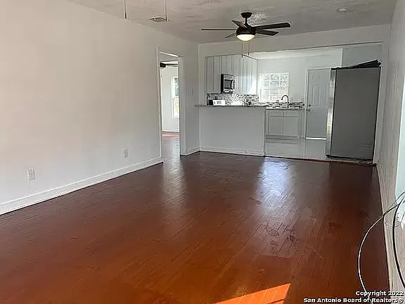 2 bed, 884 sqft, $1,300 — Photo 2