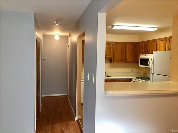 5th image of 390 Concord Ln