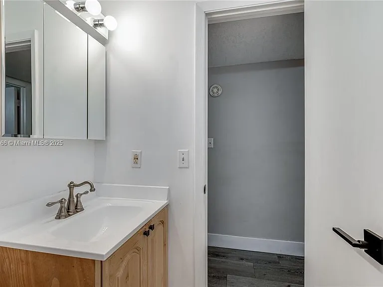 2530 NE 9th St — Photo 15