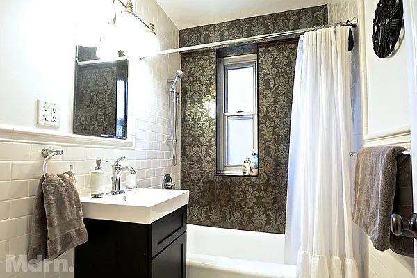 Sold by Mdrn Residential | media 20