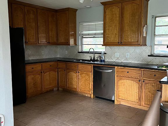 3rd image of 126 Oleander St