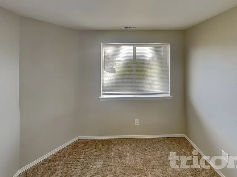 1105 Village Pkwy E — Photo 11