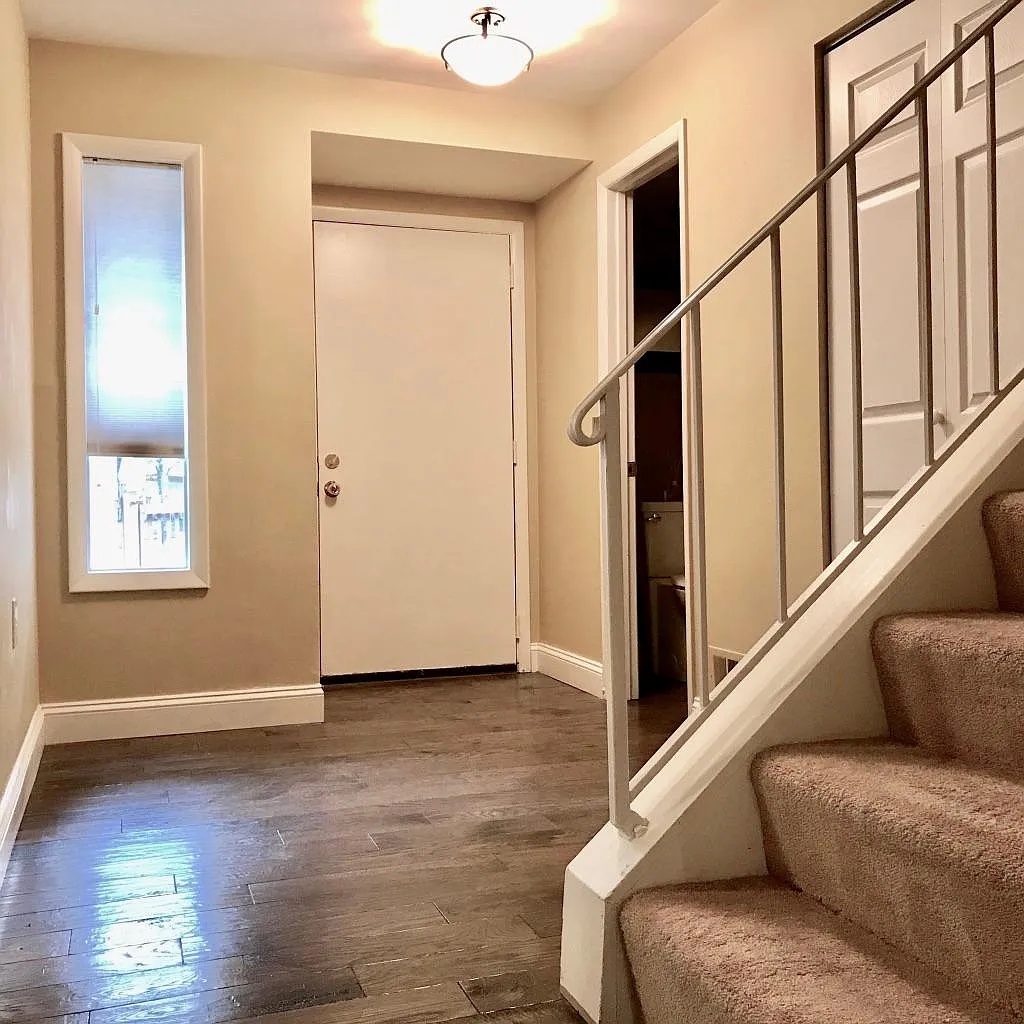 3 bed, 1850 sqft, $2,925 — Photo 2