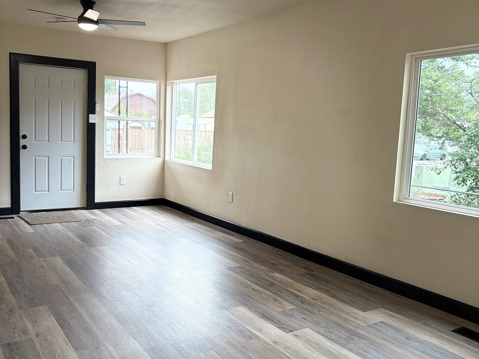 2 bed, 880 sqft, $1,300 — Photo 2