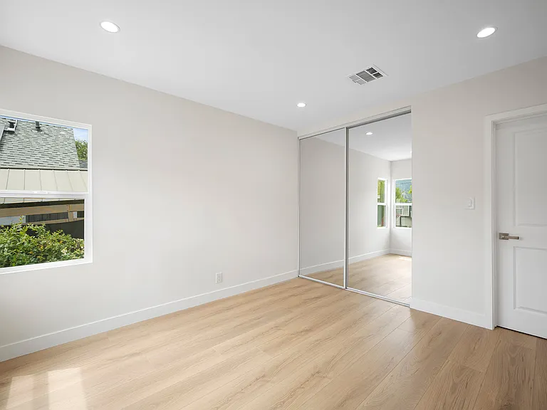 2519 Manhattan Ave — Photo 15