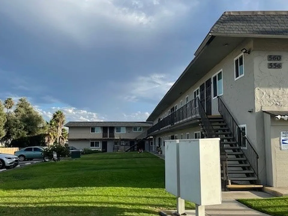 Leo's Apartments