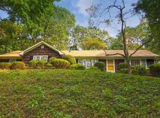35 Woodfield Rd, Stony Brook, NY 11790