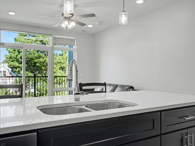 512 W Clark St — Photo 41