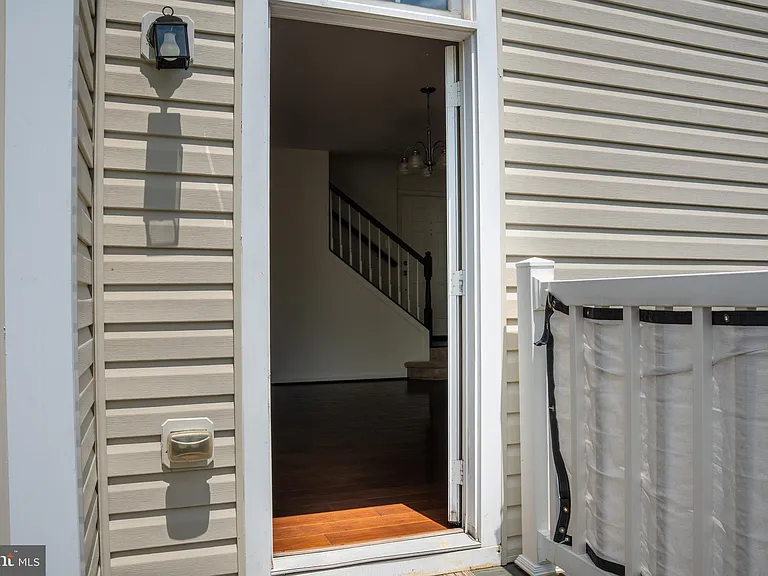 42243 Canary Grass Sq — Photo 17