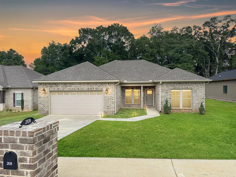 208 Savannah Dr — Photo 1