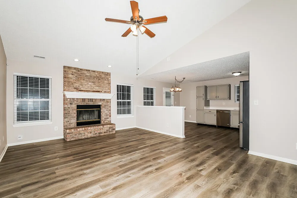 3 bed, 2.0 bath, 1395 sqft, $2,620 — Photo 4