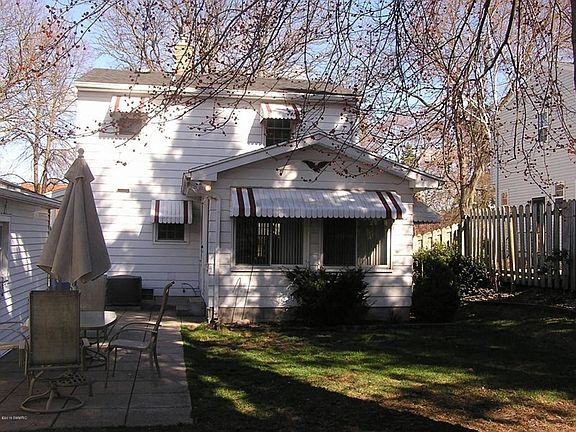 3rd image of 1251 Herrick Ave NE