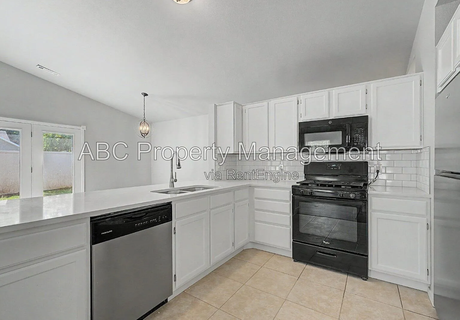 4 bed, 2.0 bath, 1937 sqft, $2,200 — Photo 2