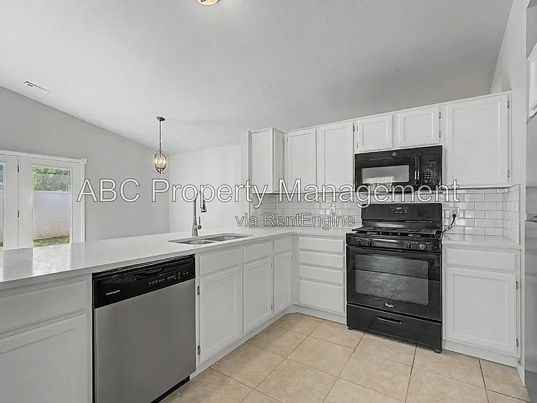 3345 W Essex Dr — Photo 2