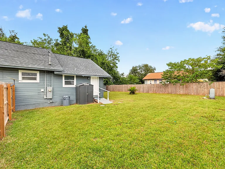 705 NW 64th Pl — Photo 6