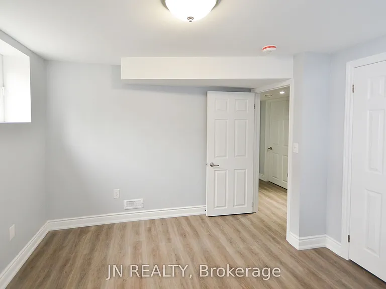 34 McEchearn Cres #LOWER — Photo 17