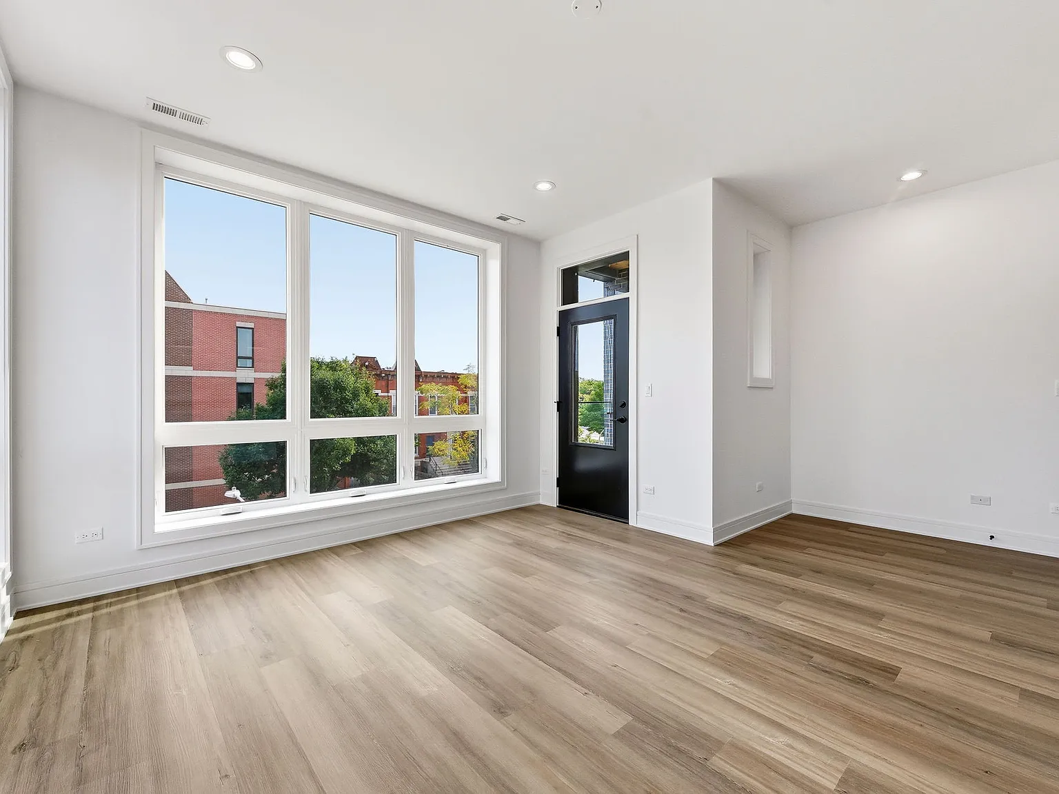 3 bed, 2.5 bath, 1700 sqft, $3,300 — Photo 3