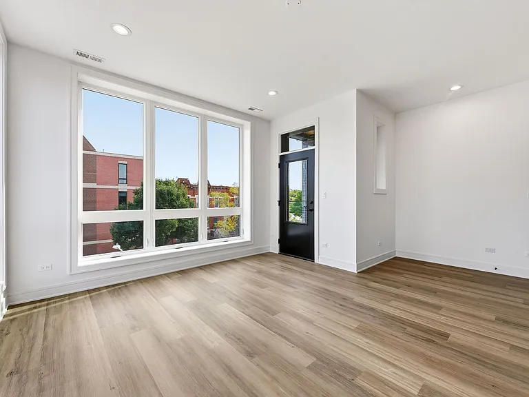 3902 S Lake Park Ave #3 — Photo 3