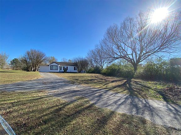 3rd image of 104 Lakeside Dr