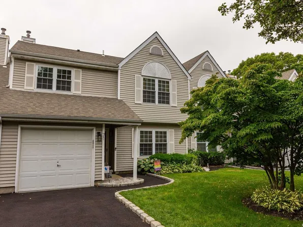 71 Mystic Circle #71, Bay Shore, NY 11706