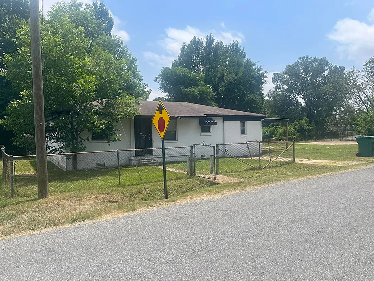 508 Wallace Rd — Photo 2