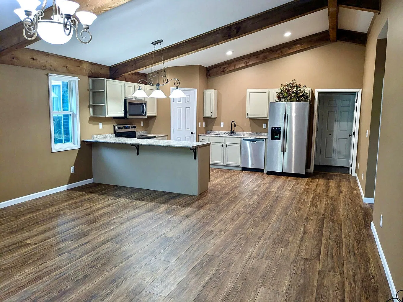 2 bed, $1,600 — Photo 3
