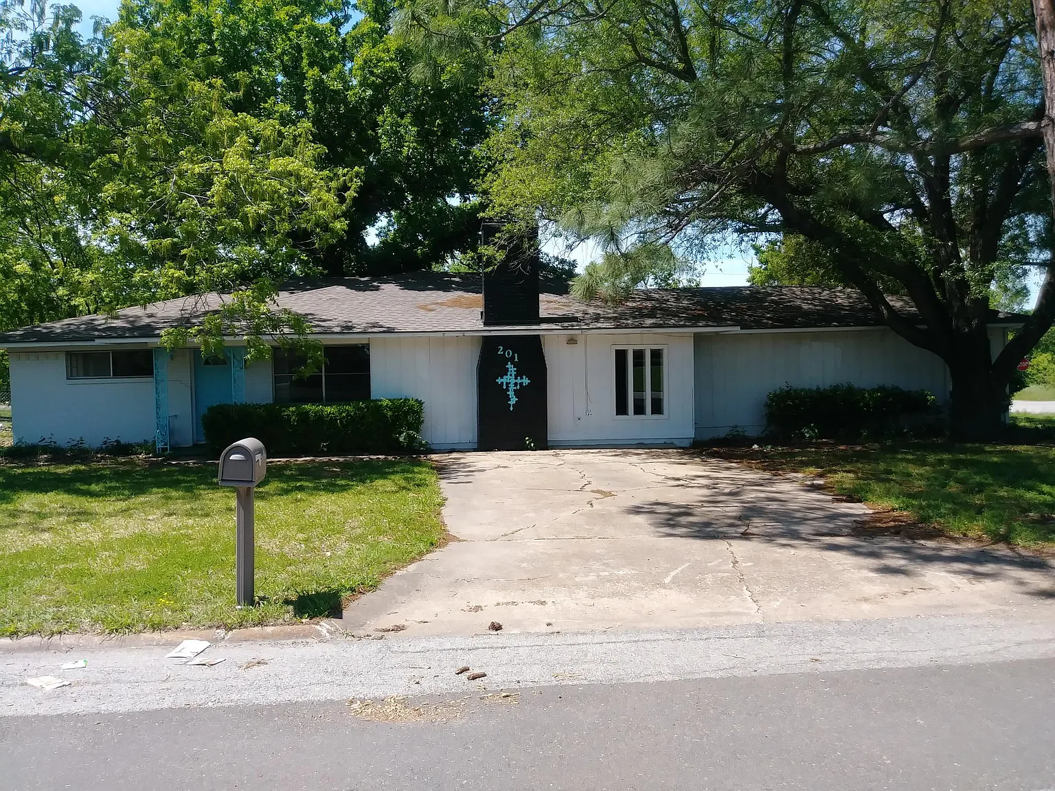 5 bed, 3800 sqft, $1,800 — Photo 1