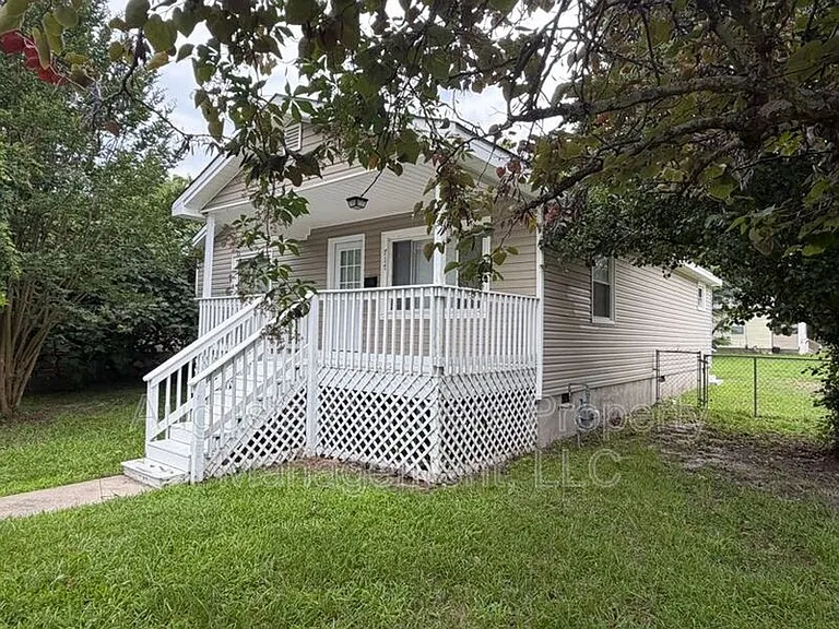 717 Eve St — Photo 2