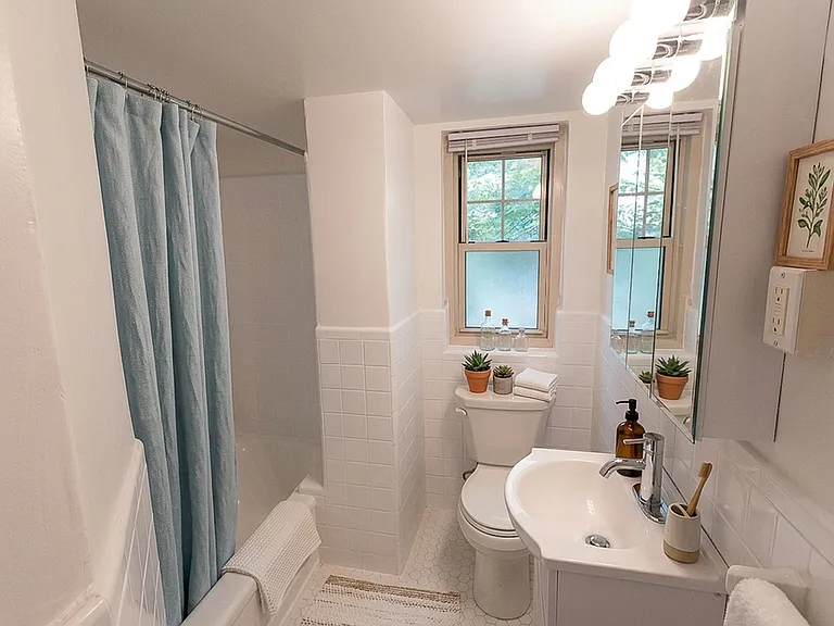 429 Apartments A102 Bathroom 429 Apartments A102 Bathroom