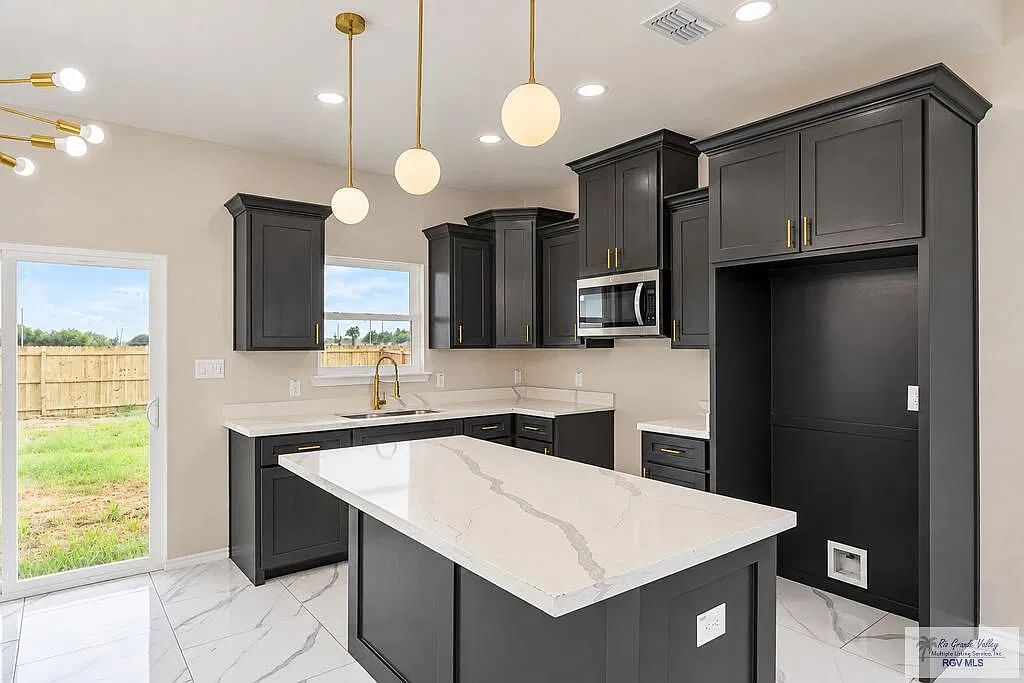 3 bed, 2.0 bath, 1183 sqft, $1,700 — Photo 4