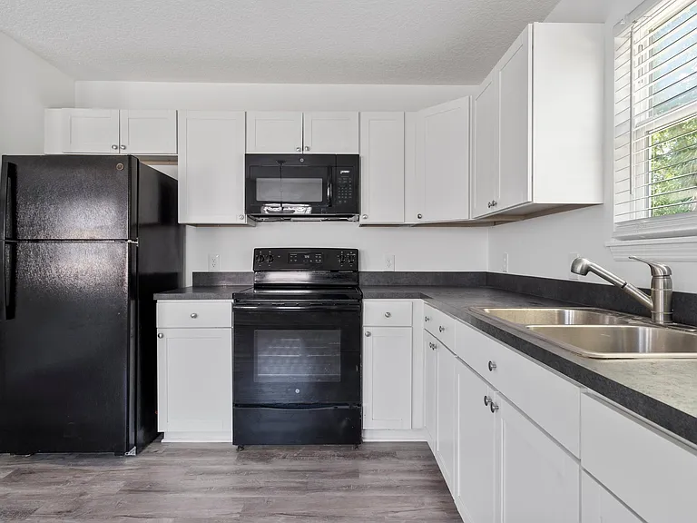 860 W 6th St — Photo 13
