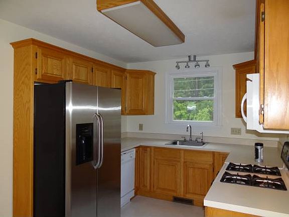 3rd image of 43 Glastonbury Dr
