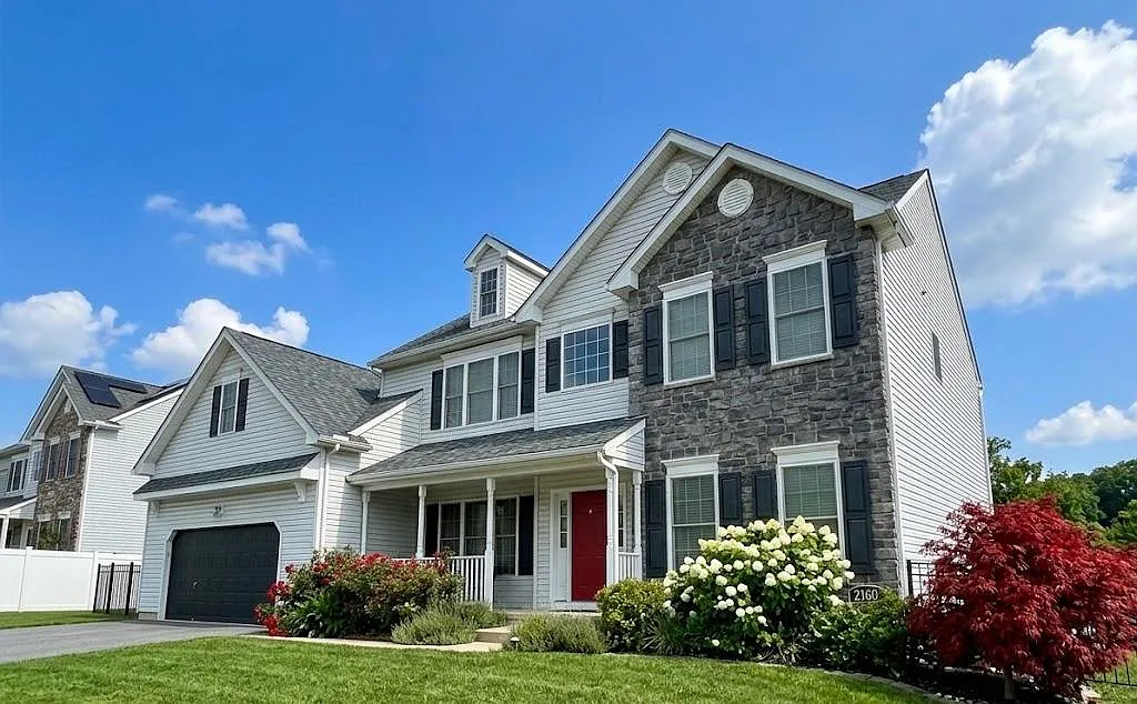 5 bed, 3.0 bath, 4198 sqft, $3,950 — Photo 2