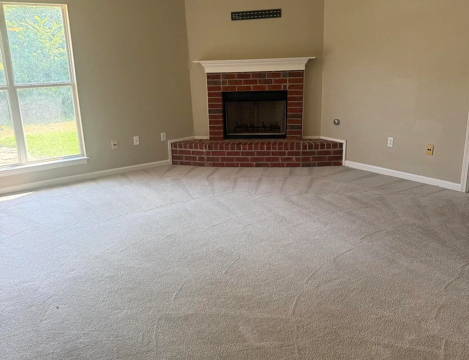 3 bed, 2.0 bath, 1400 sqft, $1,800 — Photo 2