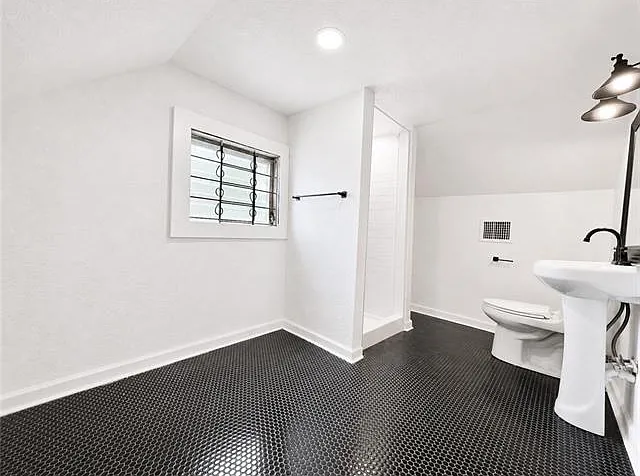 433 Homer St — Photo 17