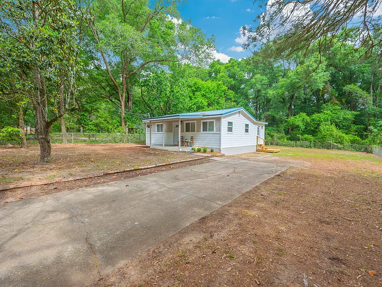 812 E Edney Ave — Photo 3