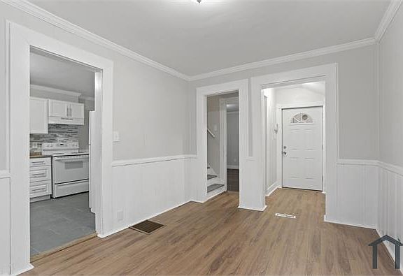2nd image of 393 Huntington St