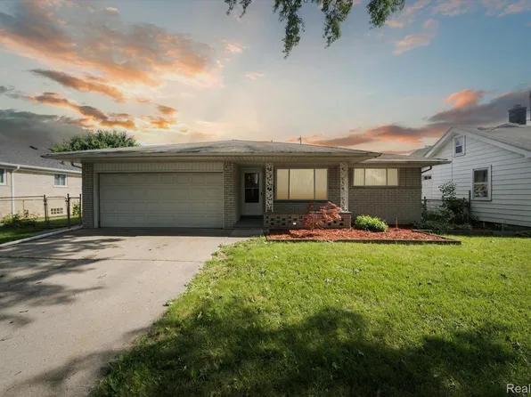 8044 Lillian St, Center Line, MI 48015