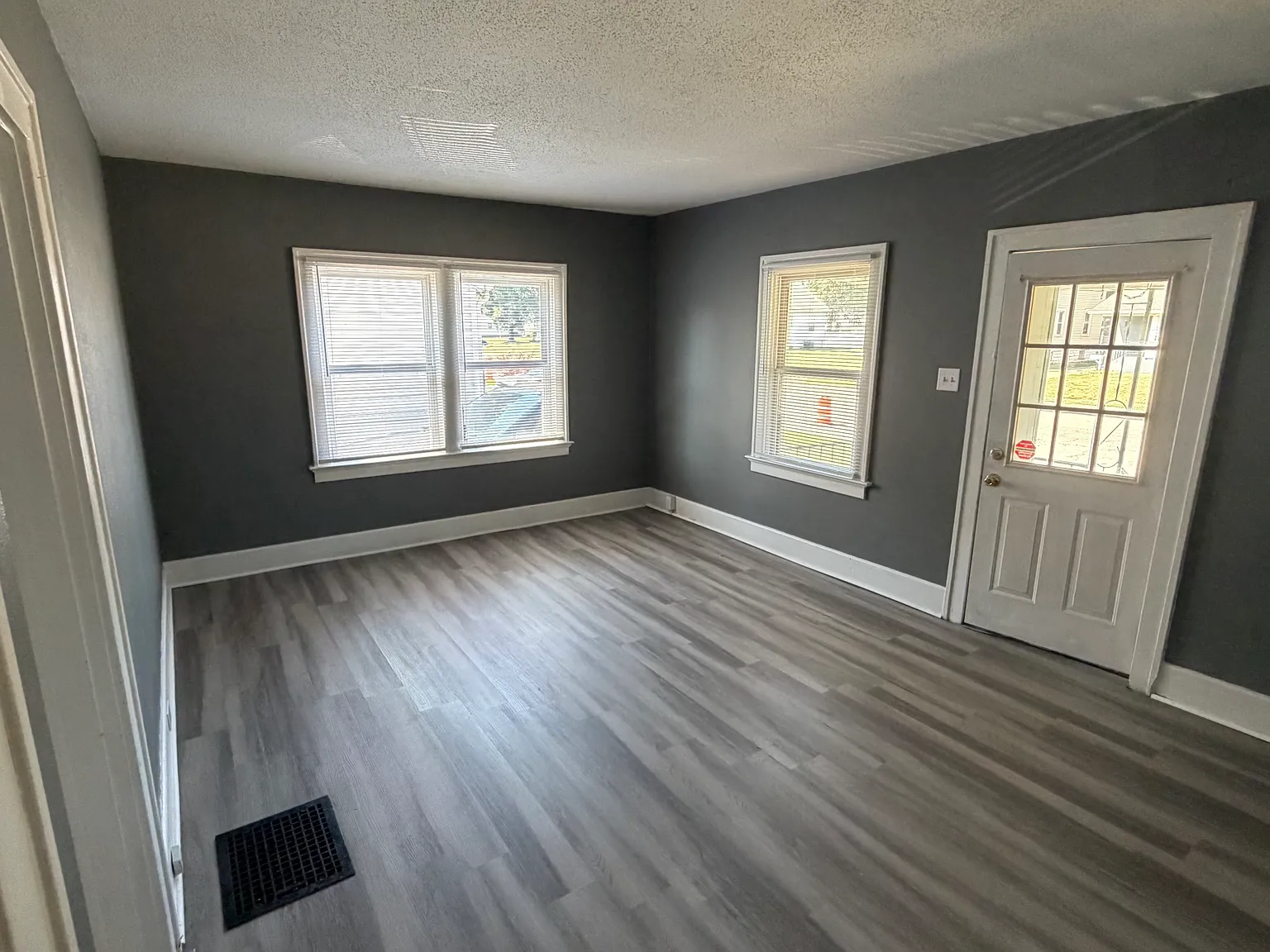 2 bed, 1.5 bath, 728 sqft, $1,300 — Photo 2
