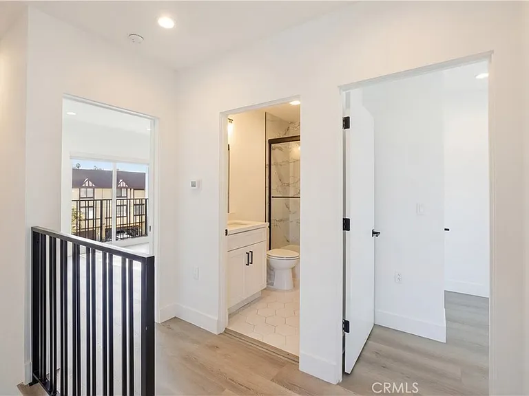 21721 Hart St — Photo 9