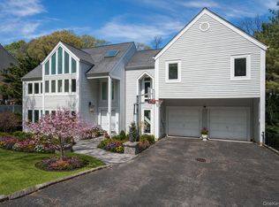 8 Verity Ln, Roslyn, NY 11576