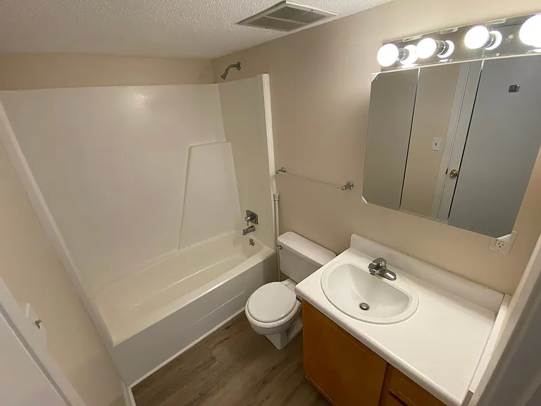101 Old Ferry Rd — Photo 10
