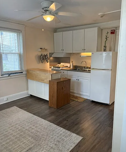 942 Cass Ave — Photo 2