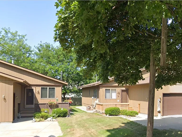 4813 Russell St — Photo 1