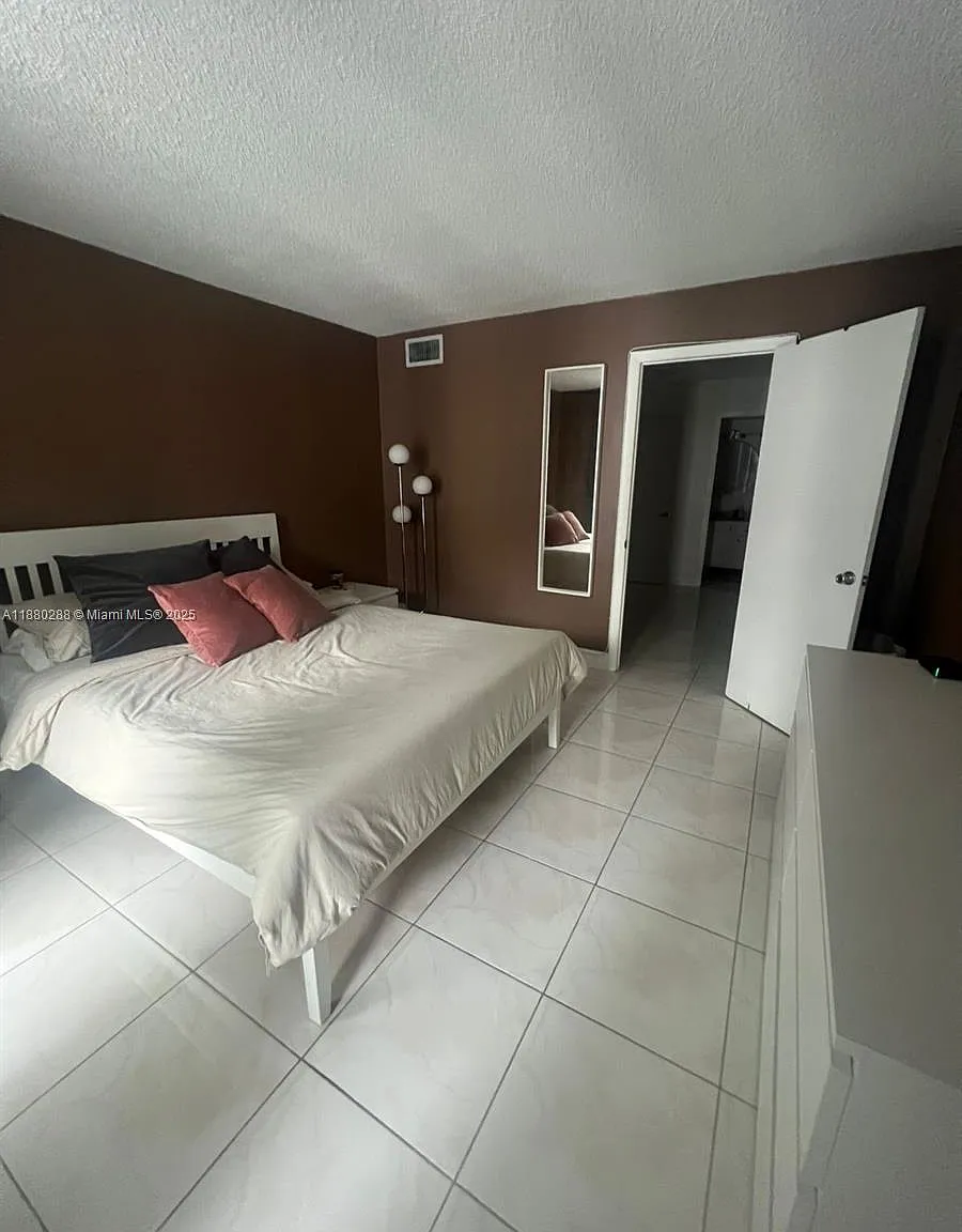 Commodore Plaza Condo — Photo 2